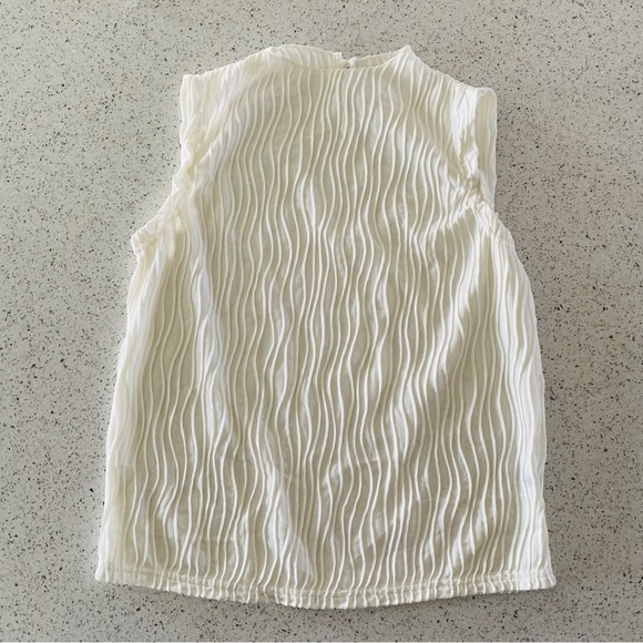 Ivory colored blouse. - Picture 5 of 8